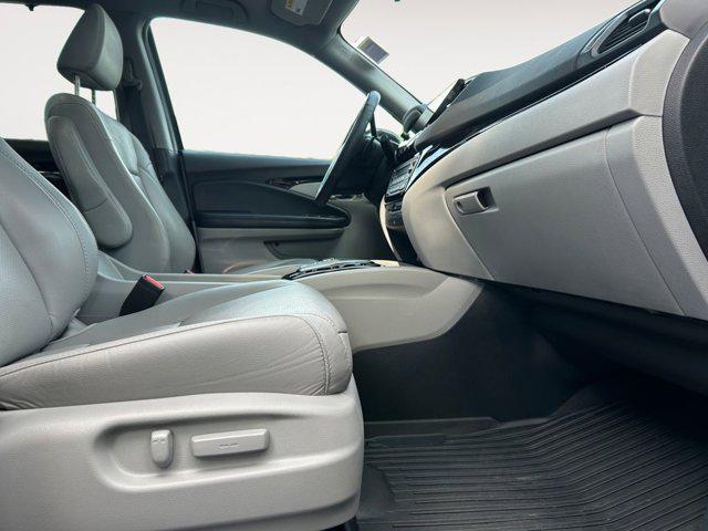 Photo of 2021 Gray Honda Pilot