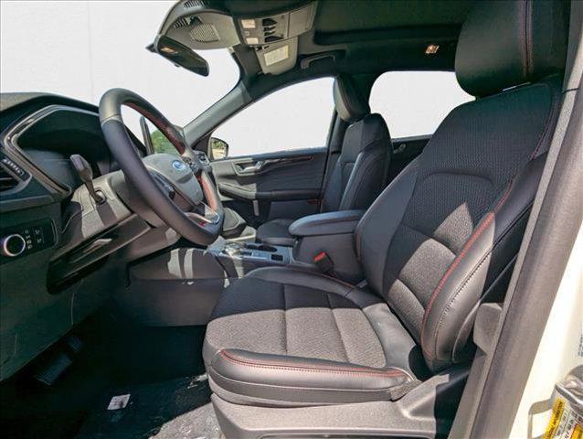 Photo of 2025 Star White Metallic Tri-Coat Ford Escape