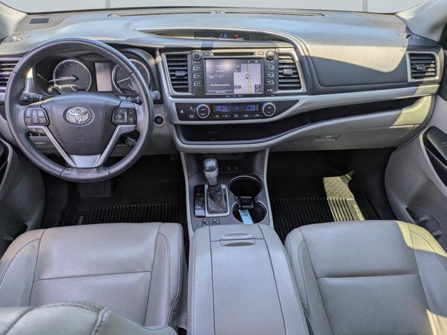 Photo of 2016 Blizzard Pearl Toyota Highlander