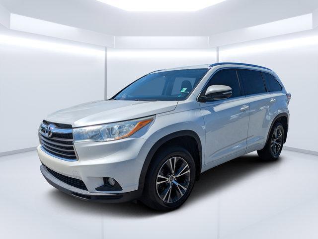 Photo of 2016 Blizzard Pearl Toyota Highlander