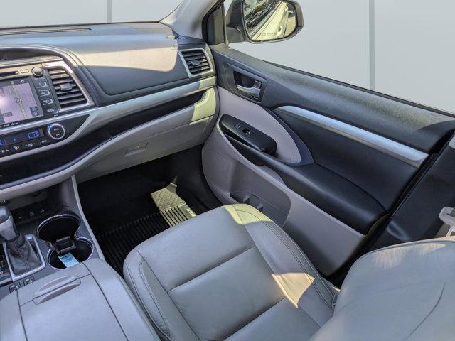Photo of 2016 Blizzard Pearl Toyota Highlander