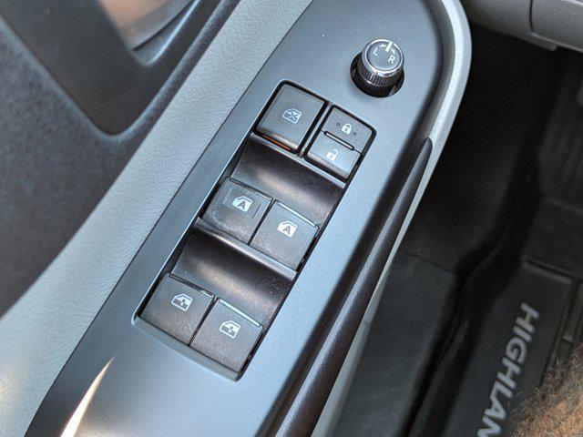 Photo of 2016 Blizzard Pearl Toyota Highlander