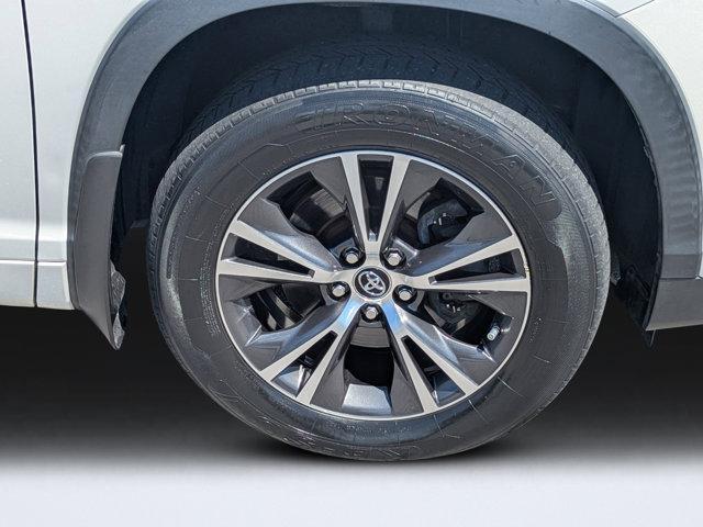 Photo of 2016 Blizzard Pearl Toyota Highlander