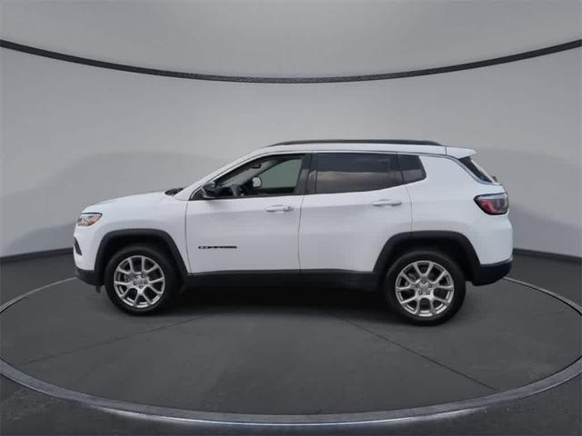 Photo of 2022 Bright White Clearcoat Jeep Compass