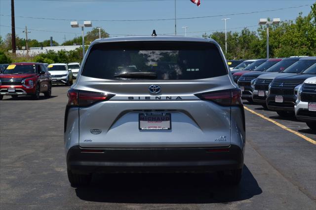 Photo of 2021 Celestial Silver Metallic Toyota Sienna