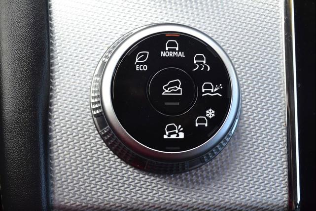 Photo of 2024 Labrador Black Pearl Mitsubishi Outlander