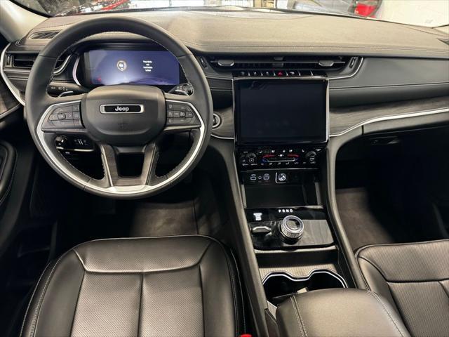 Photo of 2023 Diamond Black Crystal Pearlcoat Jeep Grand Cherokee