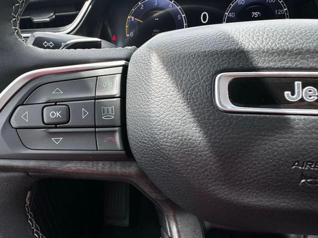 Photo of 2023 Diamond Black Crystal Pearlcoat Jeep Grand Cherokee
