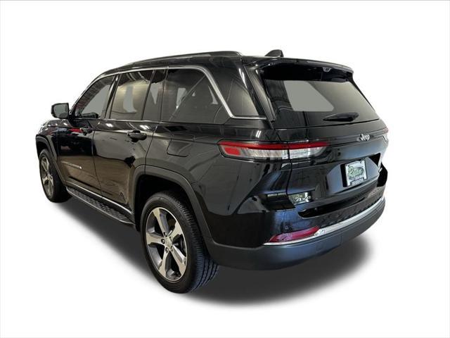 Photo of 2023 Diamond Black Crystal Pearlcoat Jeep Grand Cherokee