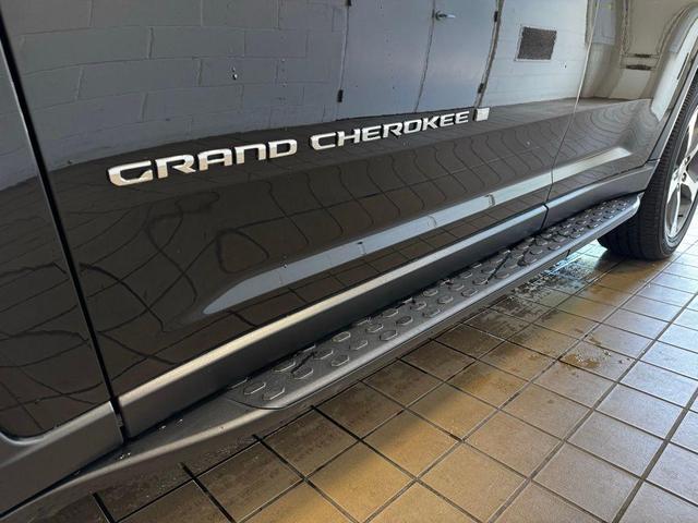 Photo of 2023 Diamond Black Crystal Pearlcoat Jeep Grand Cherokee