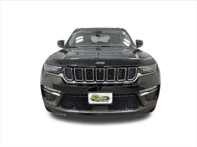 Photo of 2023 Diamond Black Crystal Pearlcoat Jeep Grand Cherokee