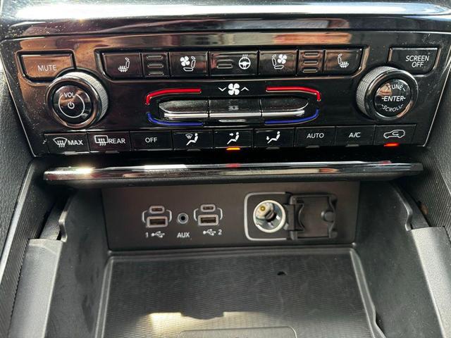 Photo of 2023 Diamond Black Crystal Pearlcoat Jeep Grand Cherokee