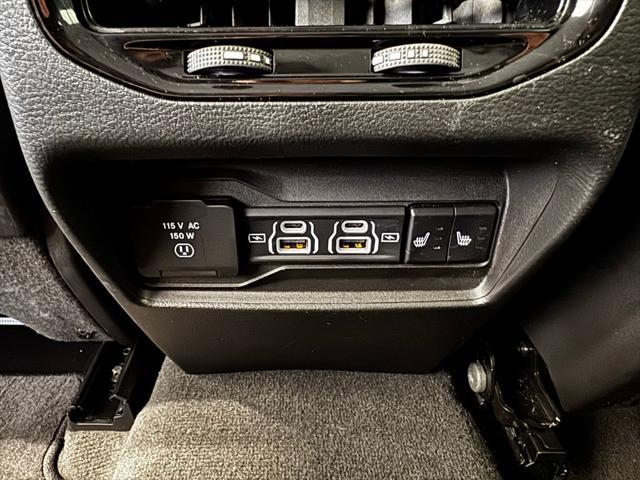Photo of 2023 Diamond Black Crystal Pearlcoat Jeep Grand Cherokee