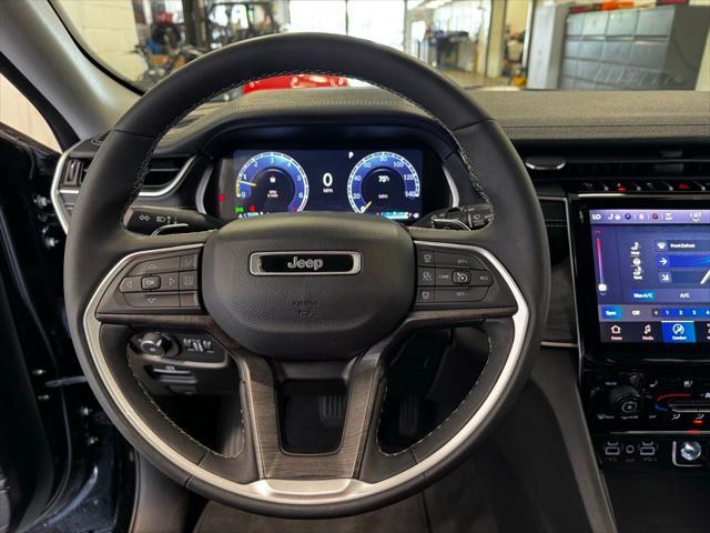 Photo of 2023 Diamond Black Crystal Pearlcoat Jeep Grand Cherokee