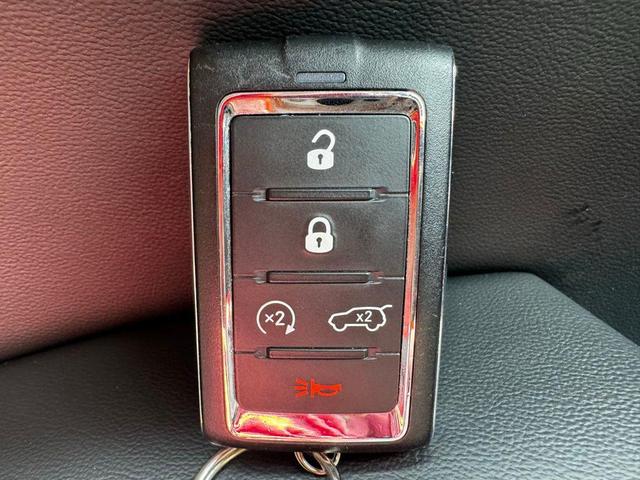 Photo of 2023 Diamond Black Crystal Pearlcoat Jeep Grand Cherokee