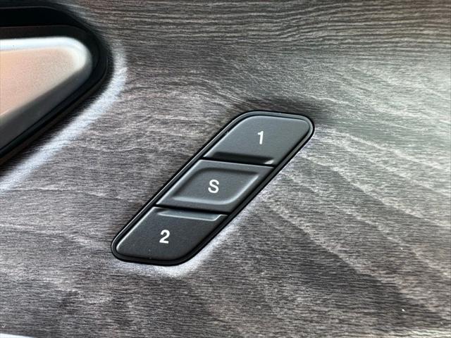 Photo of 2023 Diamond Black Crystal Pearlcoat Jeep Grand Cherokee