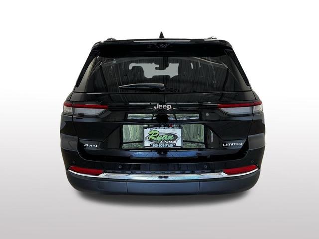 Photo of 2023 Diamond Black Crystal Pearlcoat Jeep Grand Cherokee