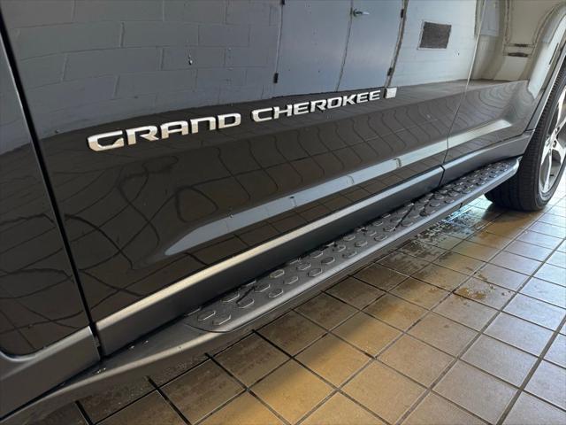 Photo of 2023 Diamond Black Crystal Pearlcoat Jeep Grand Cherokee