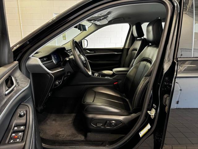 Photo of 2023 Diamond Black Crystal Pearlcoat Jeep Grand Cherokee