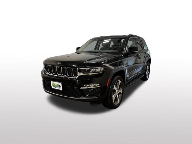 Photo of 2023 Diamond Black Crystal Pearlcoat Jeep Grand Cherokee