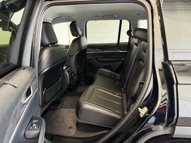 Photo of 2023 Diamond Black Crystal Pearlcoat Jeep Grand Cherokee