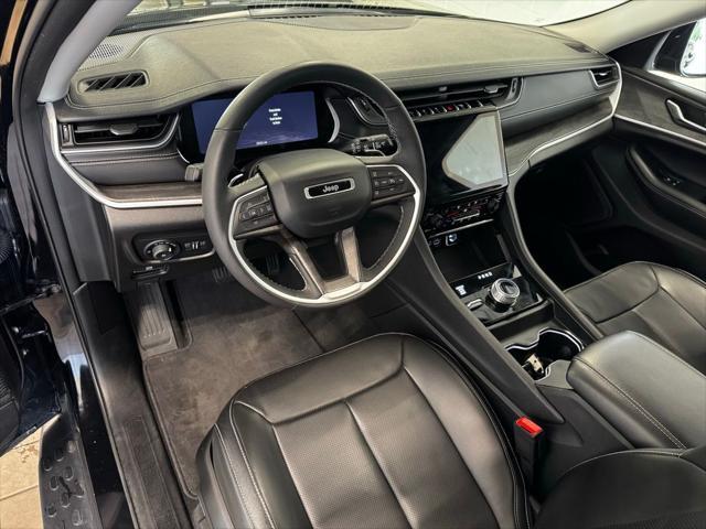 Photo of 2023 Diamond Black Crystal Pearlcoat Jeep Grand Cherokee