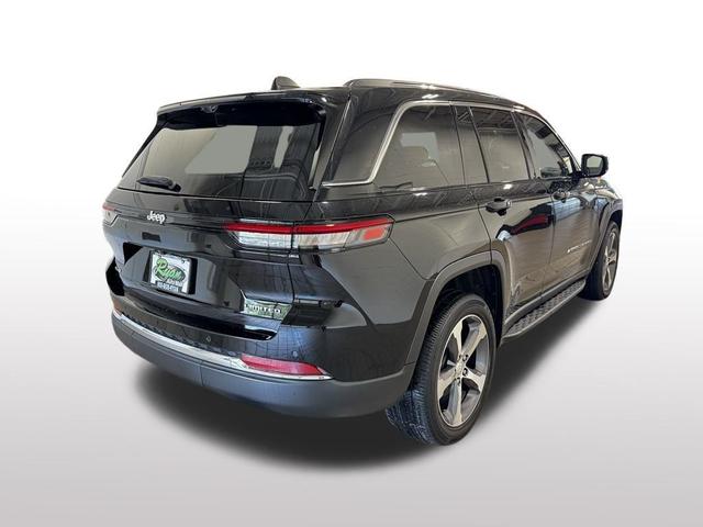 Photo of 2023 Diamond Black Crystal Pearlcoat Jeep Grand Cherokee