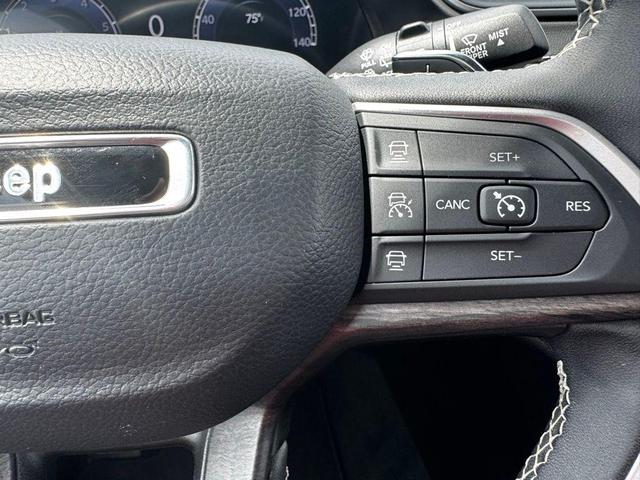 Photo of 2023 Diamond Black Crystal Pearlcoat Jeep Grand Cherokee