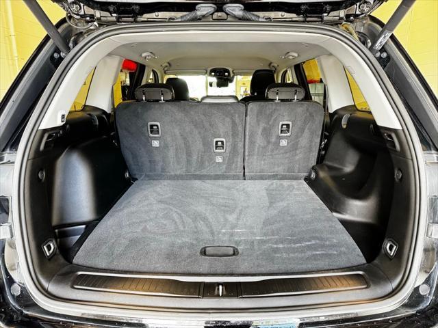 Photo of 2023 Diamond Black Crystal Pearlcoat Jeep Grand Cherokee