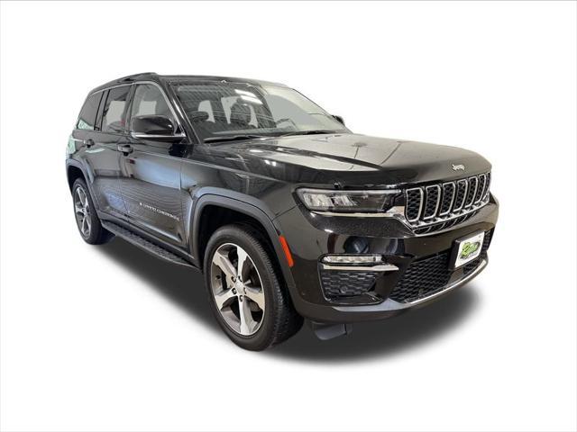 Photo of 2023 Diamond Black Crystal Pearlcoat Jeep Grand Cherokee