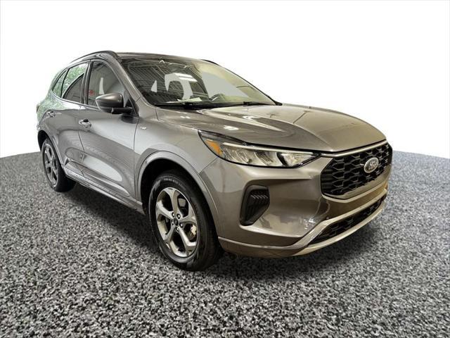 Photo of 2024 Carbonized Gray Metallic Ford Escape