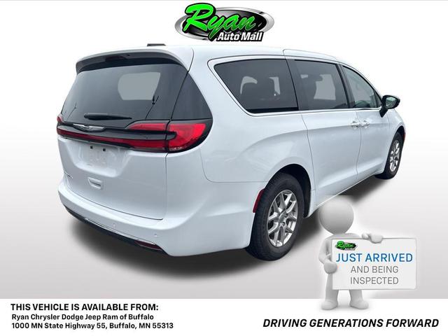 Photo of 2024 Bright White Clearcoat Chrysler Pacifica