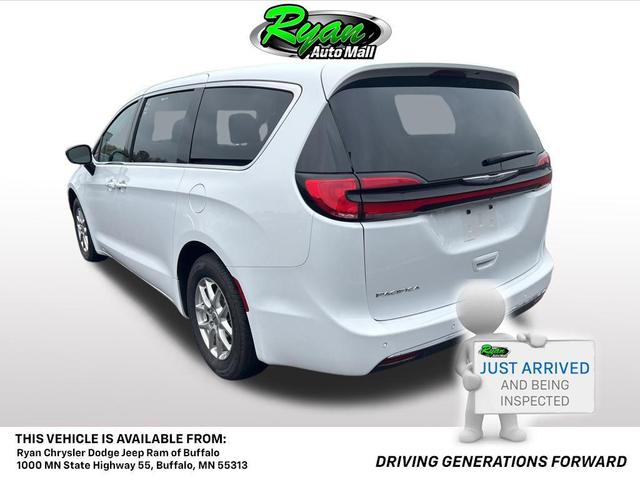 Photo of 2024 Bright White Clearcoat Chrysler Pacifica
