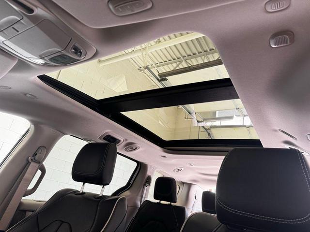 Photo of 2024 Bright White Clearcoat Chrysler Pacifica
