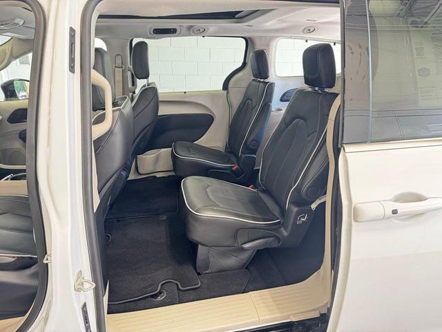 Photo of 2024 Bright White Clearcoat Chrysler Pacifica