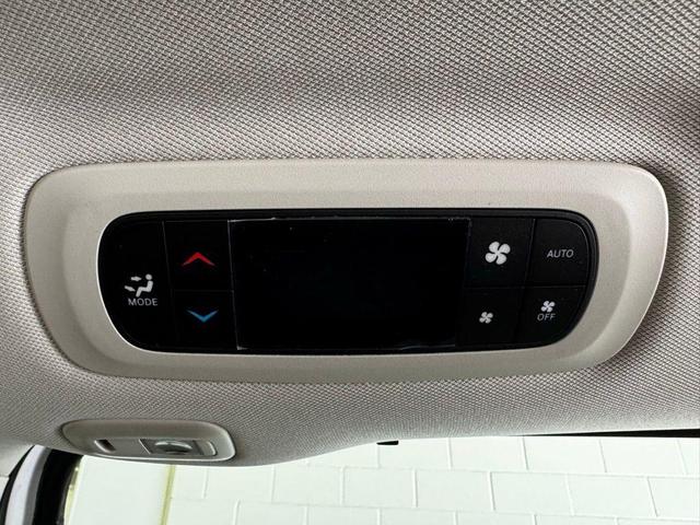 Photo of 2024 Bright White Clearcoat Chrysler Pacifica