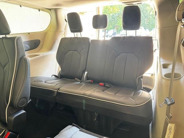 Photo of 2024 Bright White Clearcoat Chrysler Pacifica