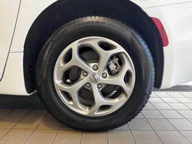 Photo of 2024 Bright White Clearcoat Chrysler Pacifica
