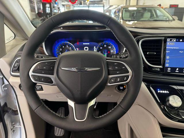 Photo of 2024 Bright White Clearcoat Chrysler Pacifica