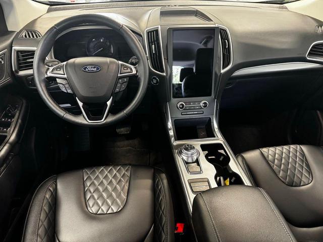 Photo of 2024 ICONIC SILVER Ford Edge