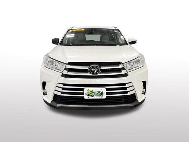 Photo of 2017 Blizzard Pearl Toyota Highlander