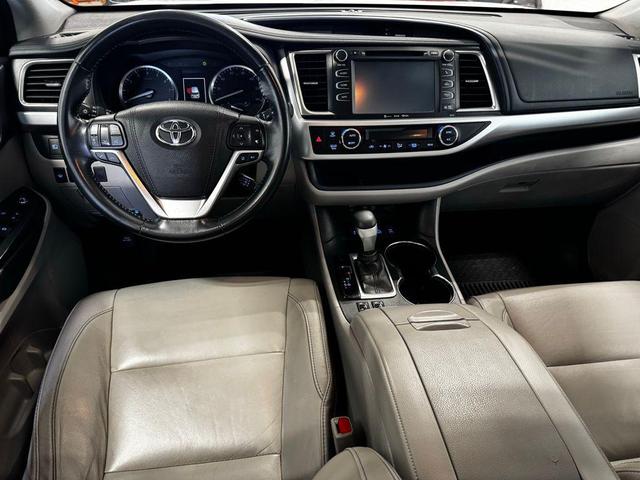 Photo of 2017 Blizzard Pearl Toyota Highlander