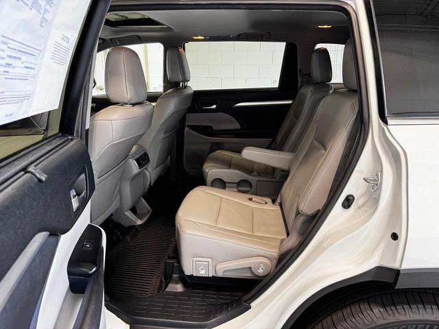 Photo of 2017 Blizzard Pearl Toyota Highlander