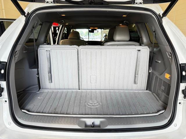 Photo of 2017 Blizzard Pearl Toyota Highlander
