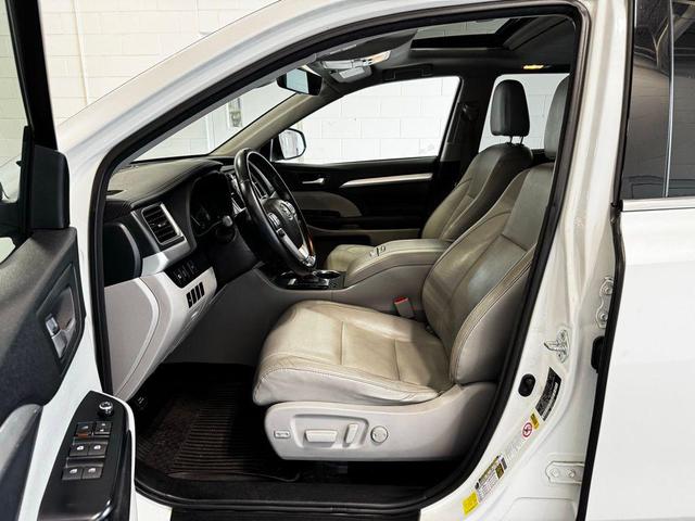 Photo of 2017 Blizzard Pearl Toyota Highlander
