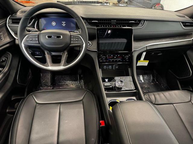 Photo of 2025 Diamond Black Crystal Pearlcoat Jeep Grand Cherokee
