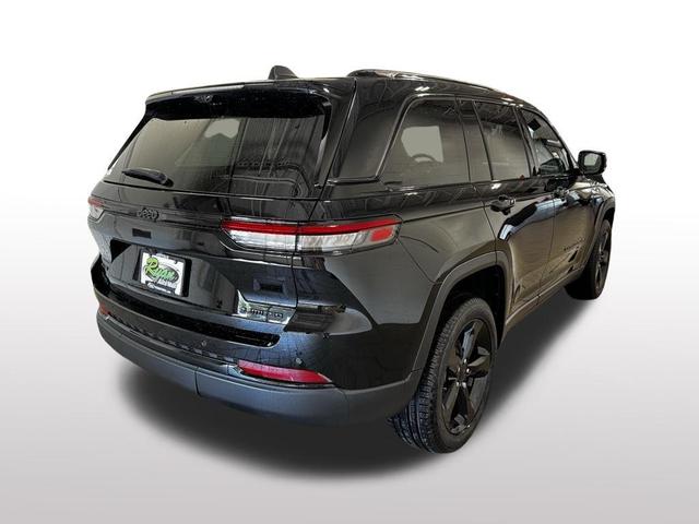 Photo of 2025 Diamond Black Crystal Pearlcoat Jeep Grand Cherokee