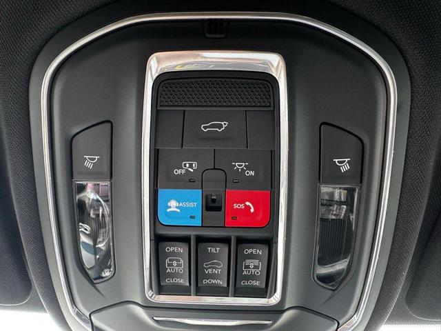 Photo of 2025 Diamond Black Crystal Pearlcoat Jeep Grand Cherokee