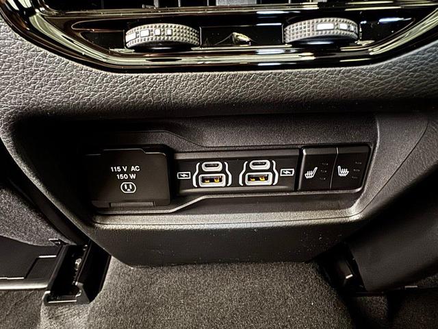 Photo of 2025 Diamond Black Crystal Pearlcoat Jeep Grand Cherokee