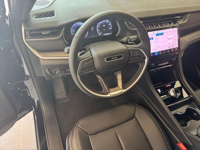 Photo of 2025 Diamond Black Crystal Pearlcoat Jeep Grand Cherokee